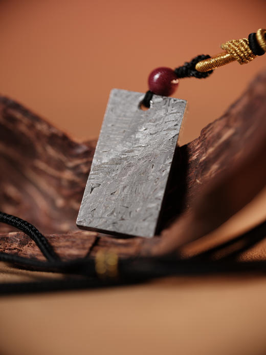 Q4天铁吊坠配朱砂 大号【器悟雅玩】随机发货 商品图0