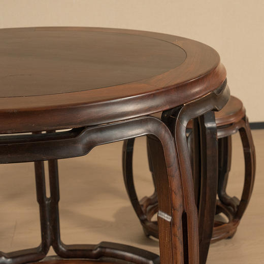 二十世纪 红木打洼鼓墩形圆台鼓凳成套（一桌五凳） 商品图2