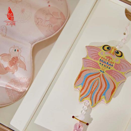 SAINTJOY/上久楷礼盒  锦鲤鸣音  宋锦挂件SPS23A08   真丝眼罩SPS24W02 商品图1