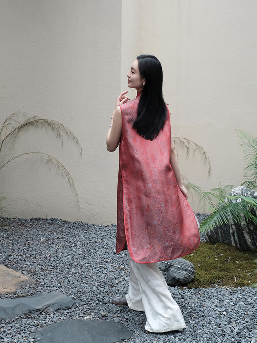 盛唐婧 |真丝宋锦花罗万字纹长马甲 商品图1