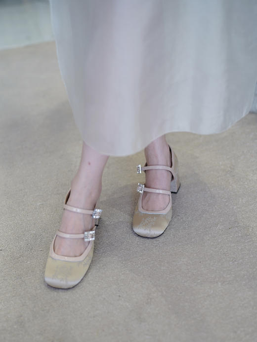 花花团精选美鞋推荐 酒红色大气油蜡皮鞋+国风玛丽珍！复古时髦气场十足、篙级感满满，甄选面料亲肤透气、羊皮里垫脚感柔软舒适，上身显肤白显腿长，耐磨防滑每双都好穿不挑人~自带优雅浪漫感！ 商品图10