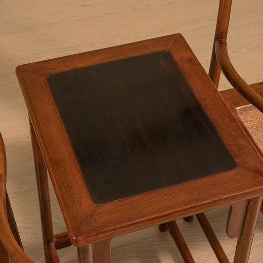 清 黄杨木嵌瘿木三攒靠背螭龙纹四出头官帽椅成套（两椅一几） 商品图2