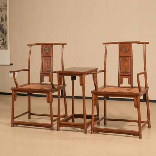 清 黄杨木嵌瘿木三攒靠背螭龙纹四出头官帽椅成套（两椅一几） 商品图4