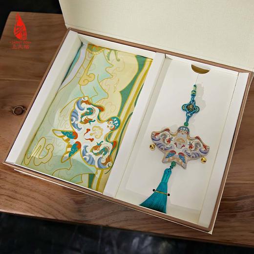 SAINTJOY/上久楷礼盒 春江吟  真丝方巾FJS23078-1   宋锦挂件 SPS23A07 商品图2