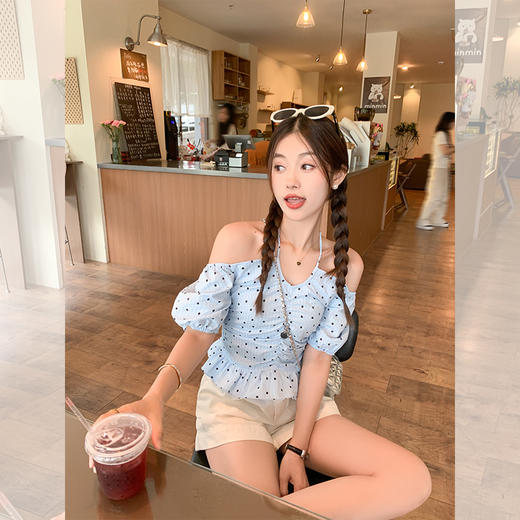 【99元任选2件】微信粉丝秒杀专场 仅此今天 活动结束下架 【目光收割机】蓝色一字肩上衣 商品图3