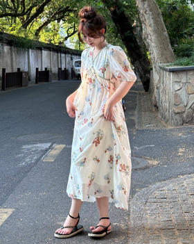 今日穿搭：蝶梦仲夏森系装，一袭轻盈秒变瘦