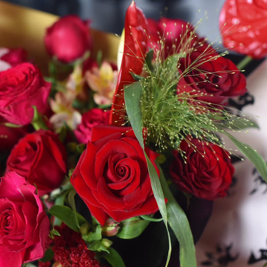《好时节》蝴蝶结红掌国风红色花束 商品图3