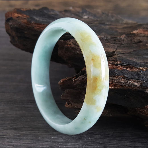 【天然正品】天然细腻糯种绿底飘黄翡57号翡翠手镯现售价：680！特价 110524NJM04 商品图3