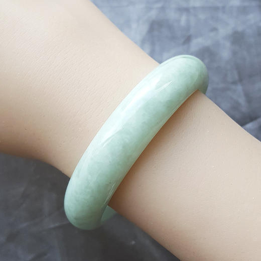 【天然正品】天然细腻糯种绿底飘黄翡57号翡翠手镯现售价：680！特价 110524NJM04 商品图5