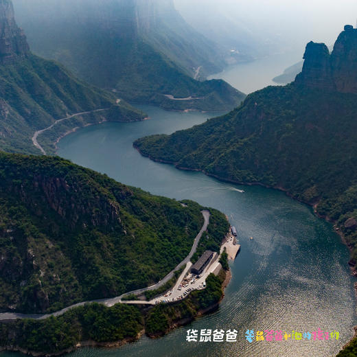 九月复团【袋鼠爸爸去哪儿 | 暮屿岚·太行故事民宿】位于河南宝泉旅游区崖天下园区，隐逸于充满惊险刺激和欢乐的宝泉秘境悬崖之上。套餐内含2张/3张景区门票，景区内往返巴士+部分项目畅玩！ 商品图14