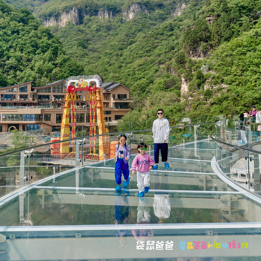 九月复团【袋鼠爸爸去哪儿 | 暮屿岚·太行故事民宿】位于河南宝泉旅游区崖天下园区，隐逸于充满惊险刺激和欢乐的宝泉秘境悬崖之上。套餐内含2张/3张景区门票，景区内往返巴士+部分项目畅玩！ 商品图7