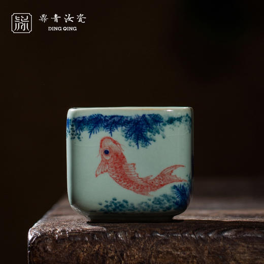 问鼎鼎青青花青方杯（荷花金鱼图）（红蓝金鱼藻）（红蓝鲤鱼绿水藻） 商品图4