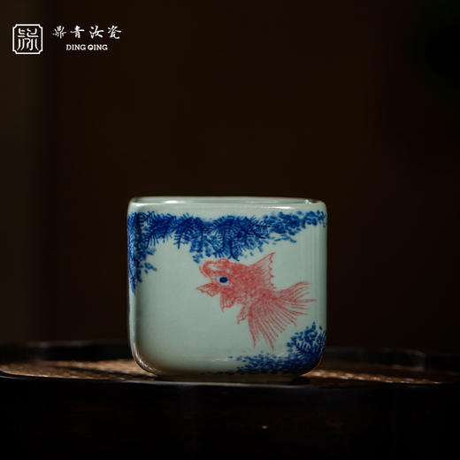 问鼎鼎青青花青方杯（荷花金鱼图）（红蓝金鱼藻）（红蓝鲤鱼绿水藻） 商品图3