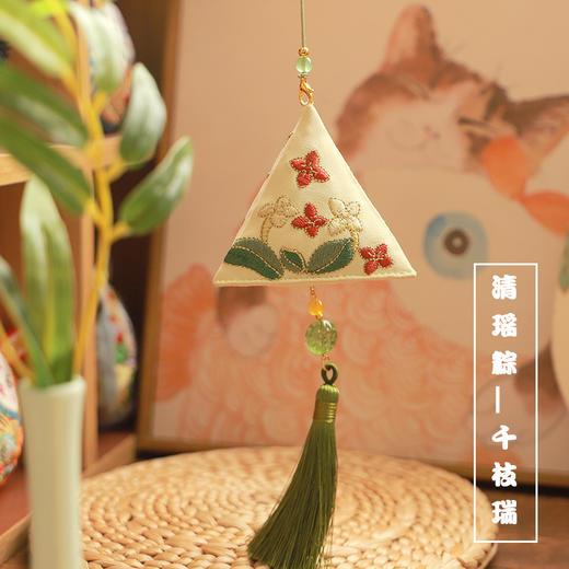 【端午节香包】端午刺绣挂脖香囊艾叶三角香包可爱熊猫绿竹香囊，扑鼻绿竹，黑白相间的可爱熊猫。寓意着平安与幸福，送给亲朋好友，一份暖心的礼物。ry 商品图5