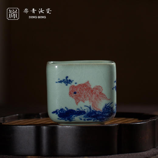 问鼎鼎青青花青方杯（荷花金鱼图）（红蓝金鱼藻）（红蓝鲤鱼绿水藻） 商品图1