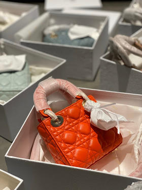 活动款 📍 
顶级版本368包邮🉐️
超迷你戴妃 𝟏𝟐𝐜𝐦
全套包装 〰️