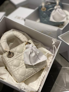 活动款 📍 
顶级版本368包邮🉐️
超迷你戴妃 𝟏𝟐𝐜𝐦
全套包装 〰️