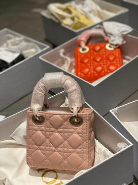 活动款 📍 
顶级版本368包邮🉐️
超迷你戴妃 𝟏𝟐𝐜𝐦
全套包装 〰️