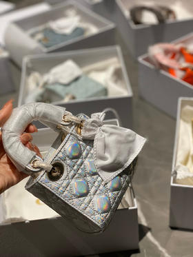 活动款 📍 
顶级版本368包邮🉐️
超迷你戴妃 𝟏𝟐𝐜𝐦
全套包装 〰️