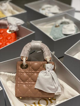 活动款 📍 
顶级版本368包邮🉐️
超迷你戴妃 𝟏𝟐𝐜𝐦
全套包装 〰️