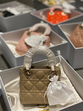 活动款 📍 
顶级版本368包邮🉐️
超迷你戴妃 𝟏𝟐𝐜𝐦
全套包装 〰️