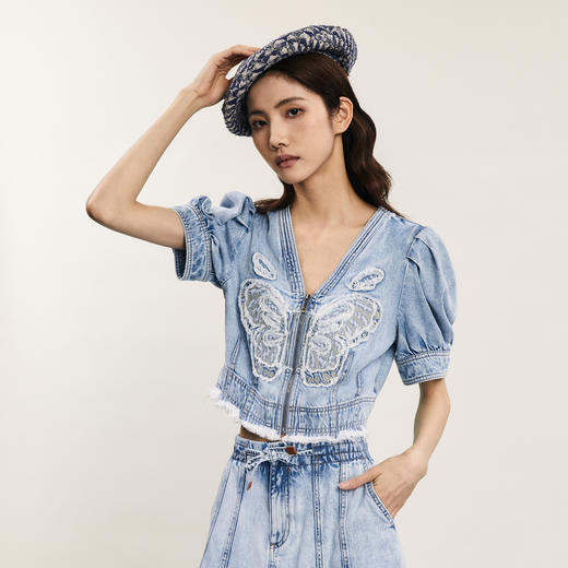 谜底短款上衣女2024夏季新品复古风V领刺绣泡泡袖牛仔服242MS0604 商品图1