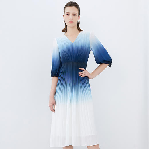 EITIE爱特爱秋季新款时尚个性渐变色收腰百褶连衣裙女7507201 商品图3