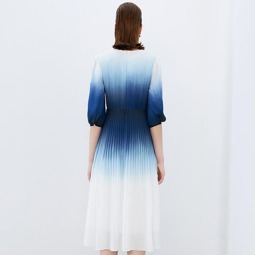 EITIE爱特爱秋季新款时尚个性渐变色收腰百褶连衣裙女7507201 商品图4