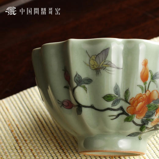 问鼎哥窑豆青撷芳杯（馨香游蝶） 商品图3