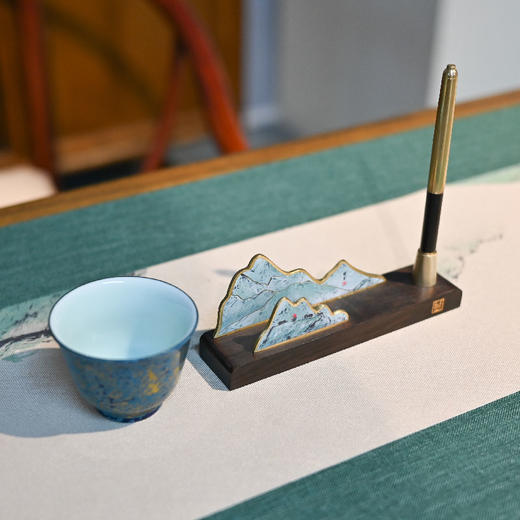 羽诗制造出品 高原映雪大漆白瓷杯黄铜笔架黄铜笔礼盒套装 商品图1