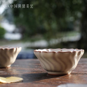 问鼎哥窑牛角款荷叶形碗对杯