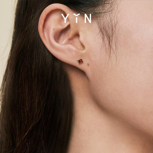 「垠」红色包镶石榴石耳钉 商品图3