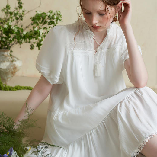 波西米亚文艺绣花连衣裙女2024夏季荷叶边立领花边小白裙V1140943 商品图2