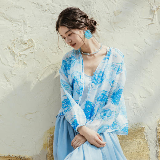 绽放380朵【入蓝系列】克莱因蓝高端60支苎麻印花v领泡泡袖衬衫 商品图0