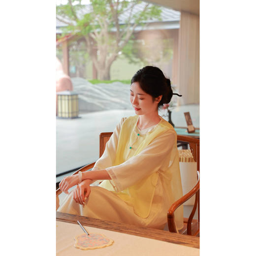 【线上专属】梨花-套装（圆领马甲24704376-黄白游+V领连衣裙24707646-凝脂） 商品图1