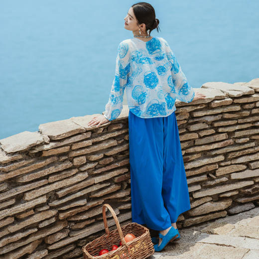 绽放380朵【入蓝系列】克莱因蓝高端60支苎麻印花v领泡泡袖衬衫 商品图3