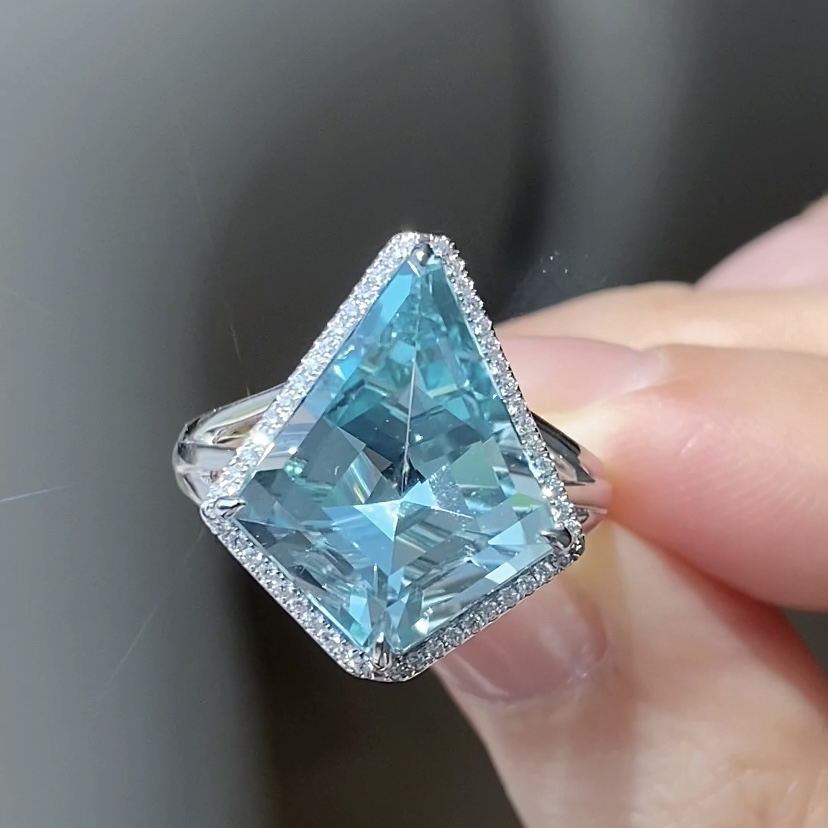 18K金海蓝宝异形切割戒指7.448ct