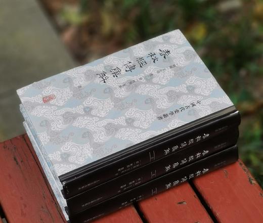 《春秋经传集解》，全三册，精装，竖行繁体，[晋]杜预注，上海古籍出版社2022年一版一印，1684页，定价328，售价138元。品相9成。 商品图1