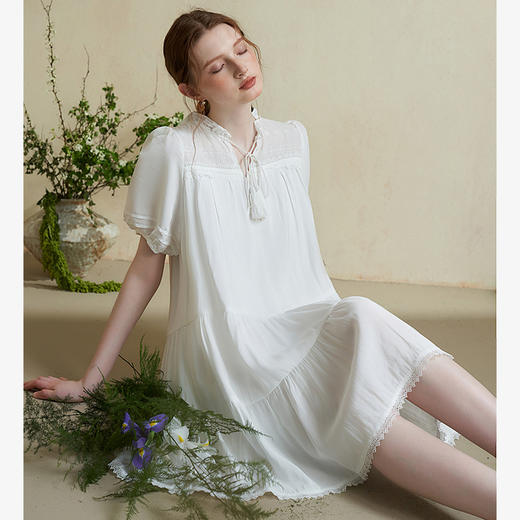 波西米亚文艺绣花连衣裙女2024夏季荷叶边立领花边小白裙V1140943 商品图0