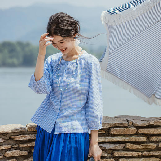 绽放383朵【入蓝系列】浅蓝格子文艺气质圆领七分袖亚麻衬衣开衫 商品图0