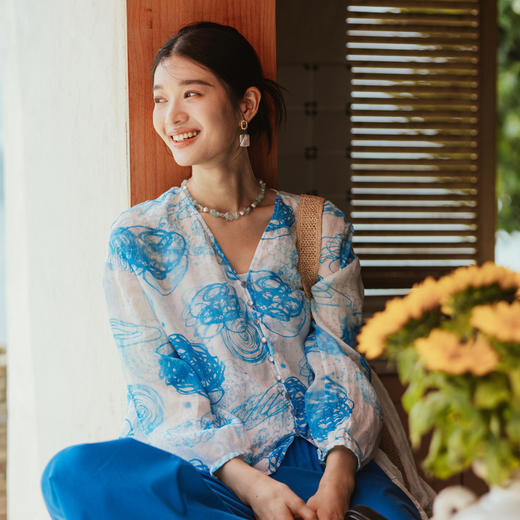 绽放380朵【入蓝系列】克莱因蓝高端60支苎麻印花v领泡泡袖衬衫 商品图1