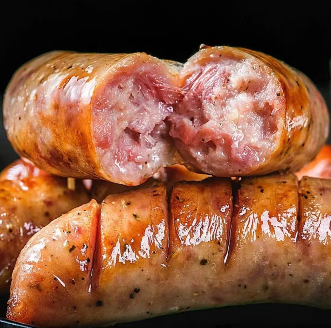 黑猪肉烤肠、香气四溢的烤肠，一口咬下去， 满满的都是幸福感、烤肠外焦里嫩，口感绝佳