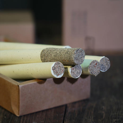 红花石臼蕲艾条 【10支/盒】 古法石臼冷加工，全程不经过机器粉碎 从而最大限度得保留艾灸药效 商品图5