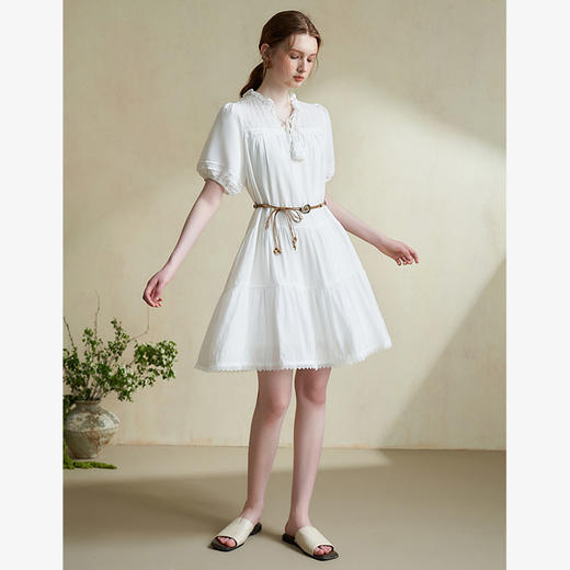 波西米亚文艺绣花连衣裙女2024夏季荷叶边立领花边小白裙V1140943 商品图1