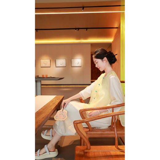 【线上专属】梨花-套装（圆领马甲24704376-黄白游+V领连衣裙24707646-凝脂） 商品图5