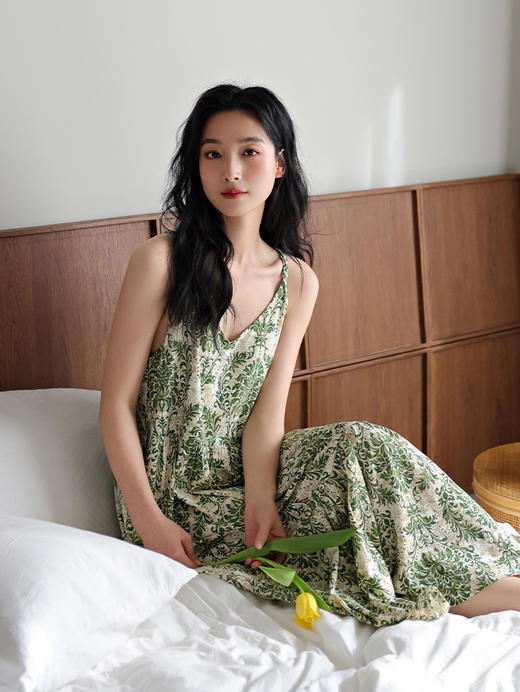 🎉【绿野仙踪度假风带胸垫吊带裙Q1095】✔️1. 严选优质的高定面料，手感软糯细腻，上身舒适亲肤，清凉透气，轻奢品质；👏 商品图2