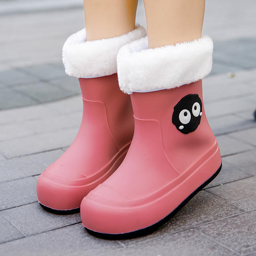 【夏季雨天童“鞋” 冬天加棉不怕冷！】萌宝雨中玩，青涩童年笑。雨靴防滑又防水，多彩造型帅气cool。卡通元素自然融，柔软舒适不妨忘。保暖排汗如棉花，男女中大童皆适好！ 商品图2