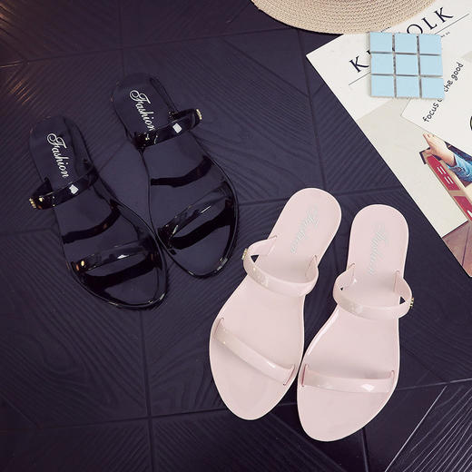 【时尚必备，美腿利器】夏日新品，2024新款pvc果冻鞋拖鞋女，时尚设计，轻盈舒适，防滑耐磨，一字拖凉鞋，漫步沙滩如履平地。高显瘦气质，适用多场合穿搭，爆款热卖中！ 商品图0