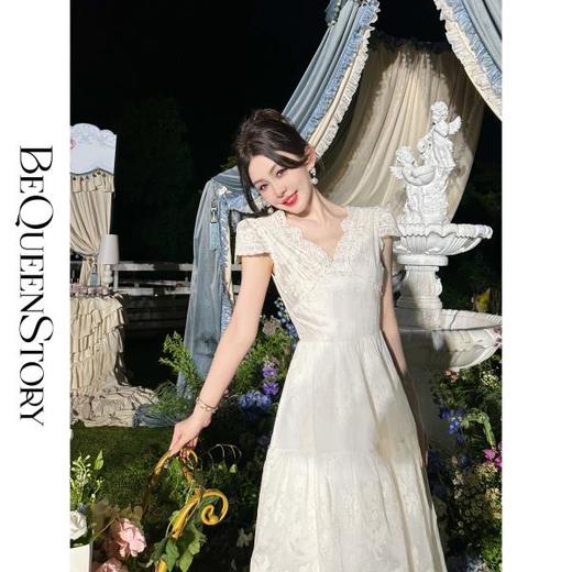 BeQueenStory【月光露易丝】高级感重工立体绣花法式V领收腰连衣裙 商品图0