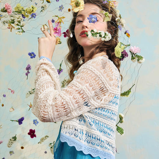 两三事梵高文艺 夏沫可可 2024夏季新款拼色边镂空针织衫女配胸针 商品图3